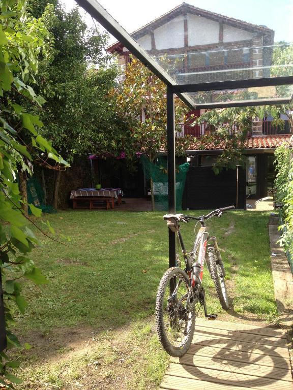 Hostal Auzoa Bera  Екстер'єр фото